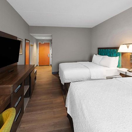 Hampton Inn Нанует Экстерьер фото