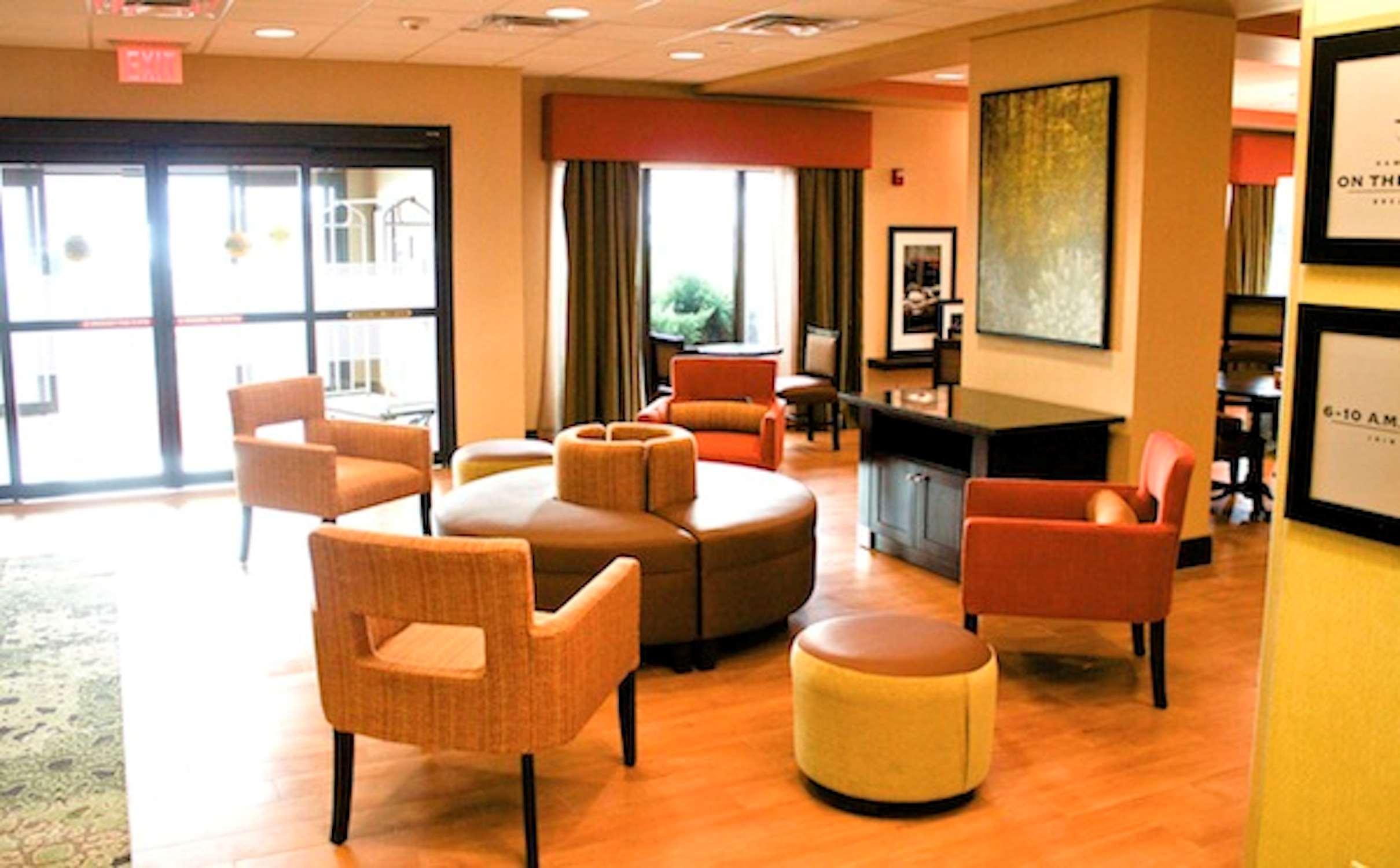 Hampton Inn Нанует Экстерьер фото