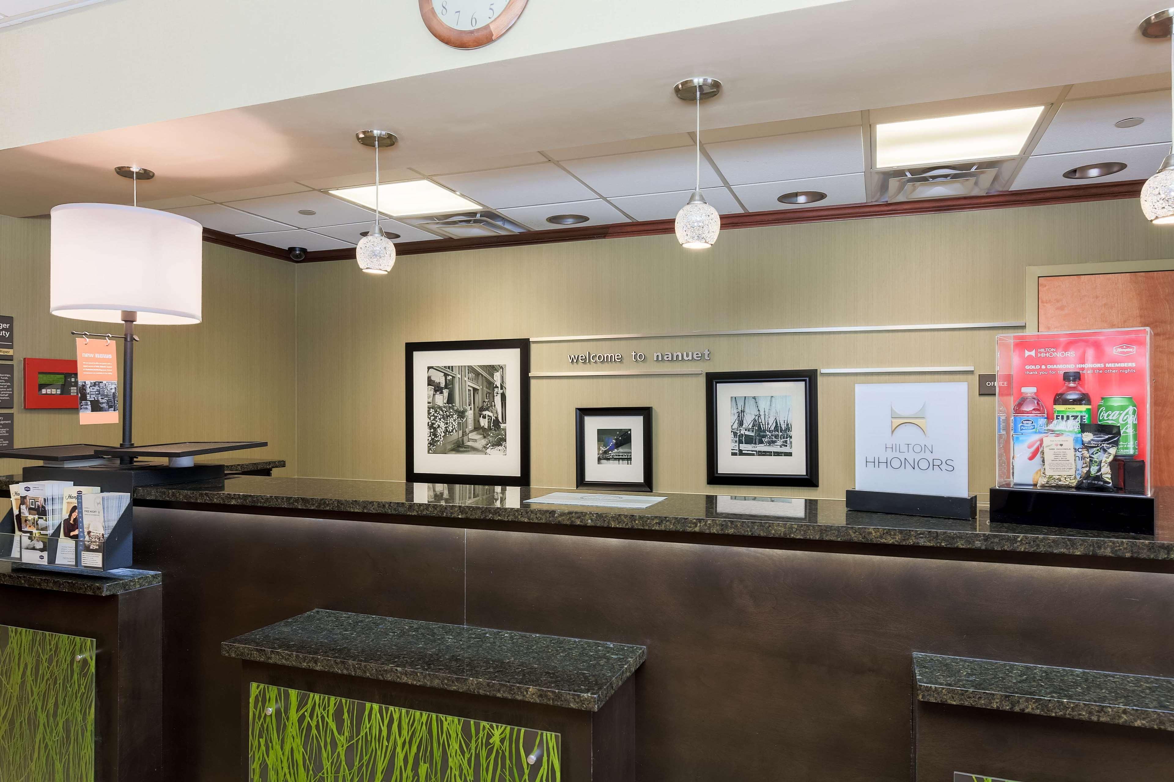Hampton Inn Нанует Экстерьер фото