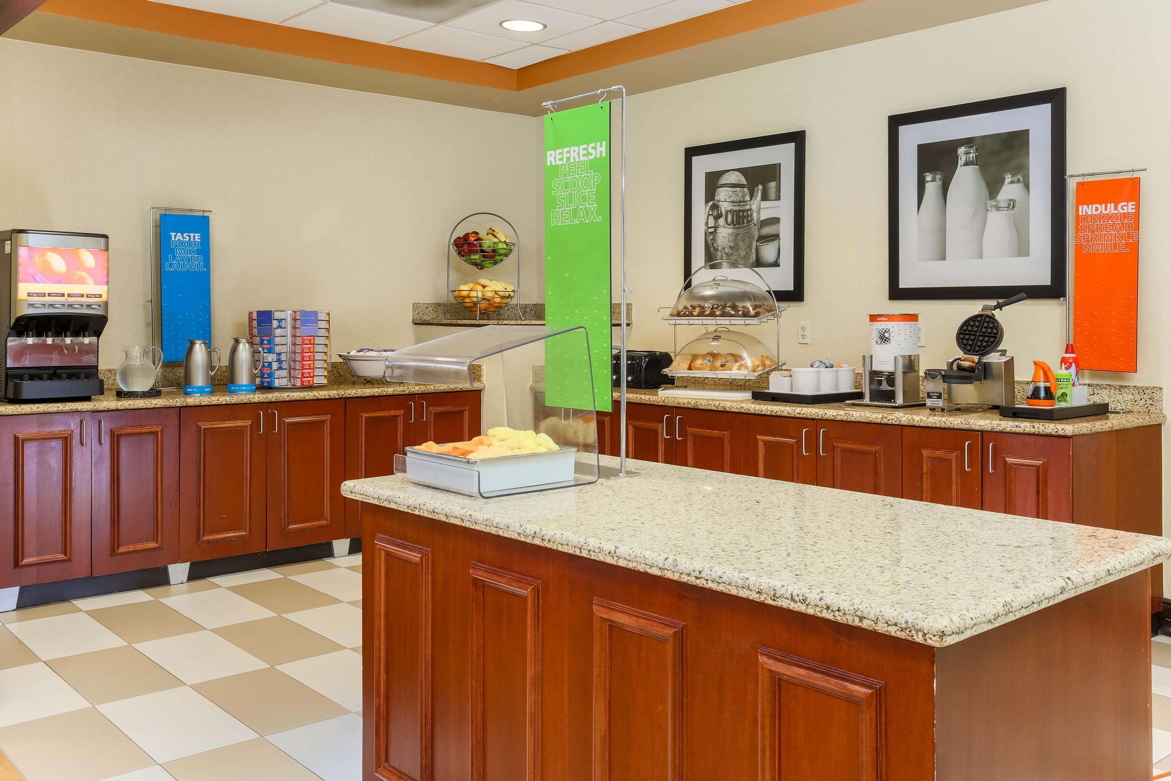 Hampton Inn Нанует Экстерьер фото