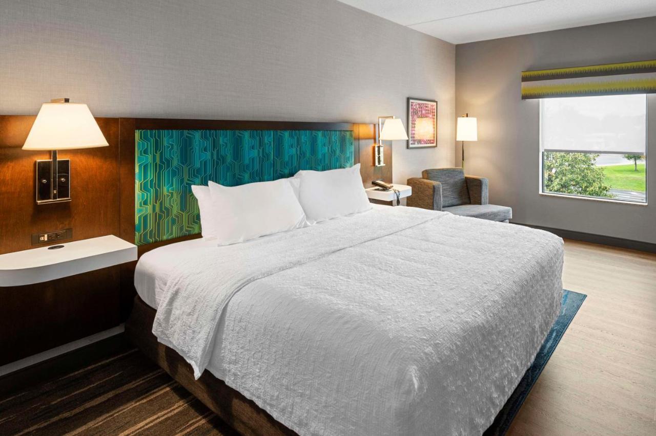 Hampton Inn Нанует Экстерьер фото