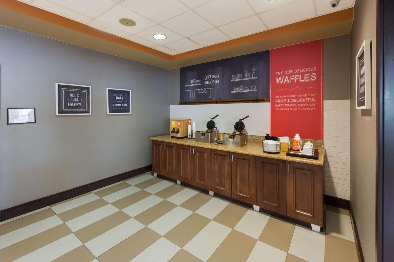 Hampton Inn Нанует Экстерьер фото