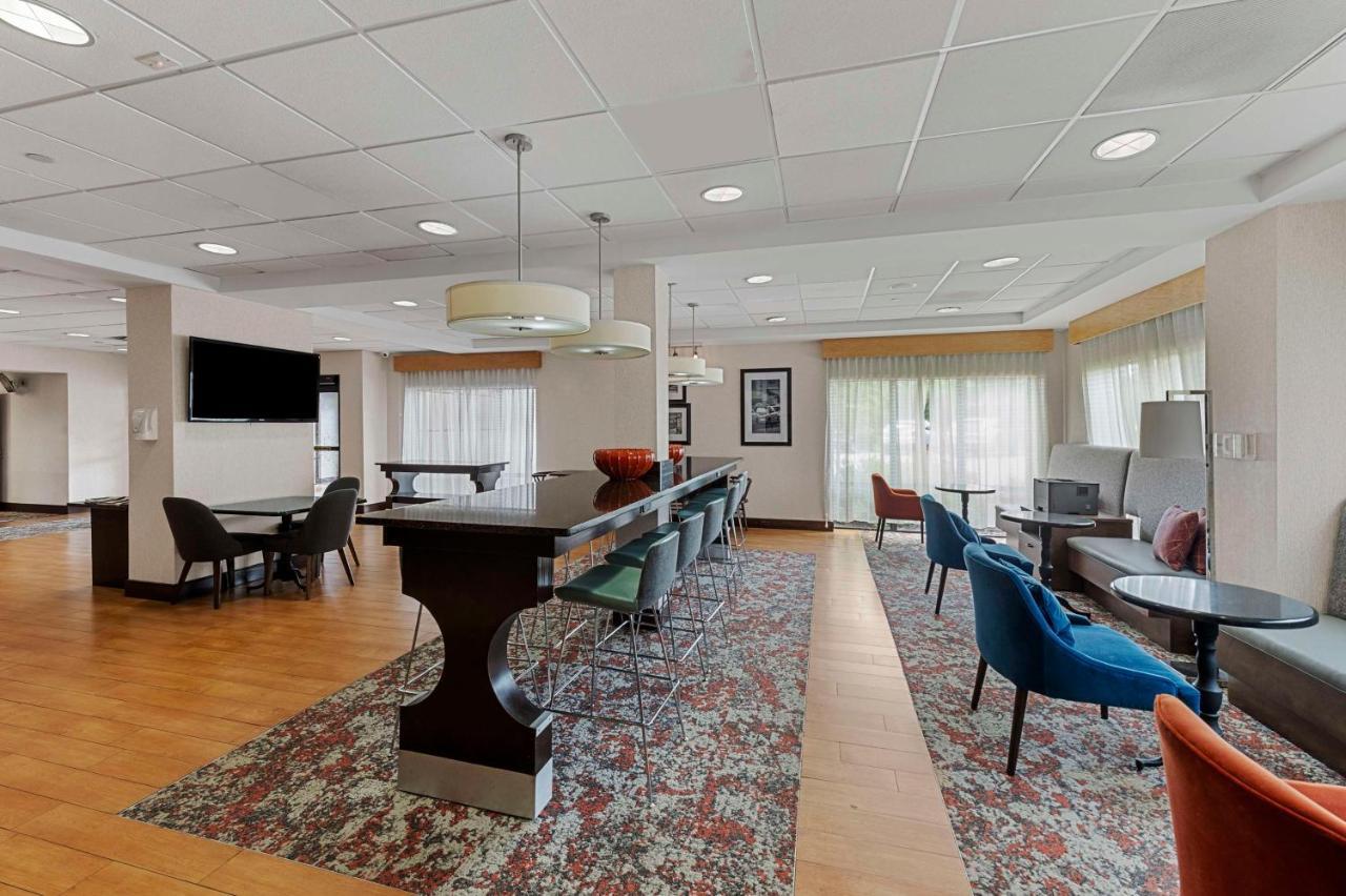Hampton Inn Нанует Экстерьер фото