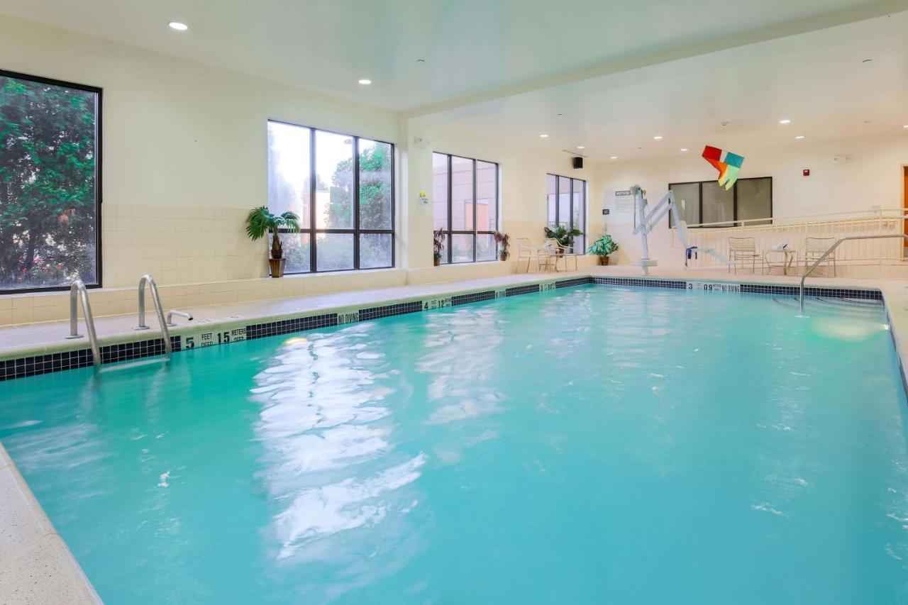Hampton Inn Нанует Экстерьер фото