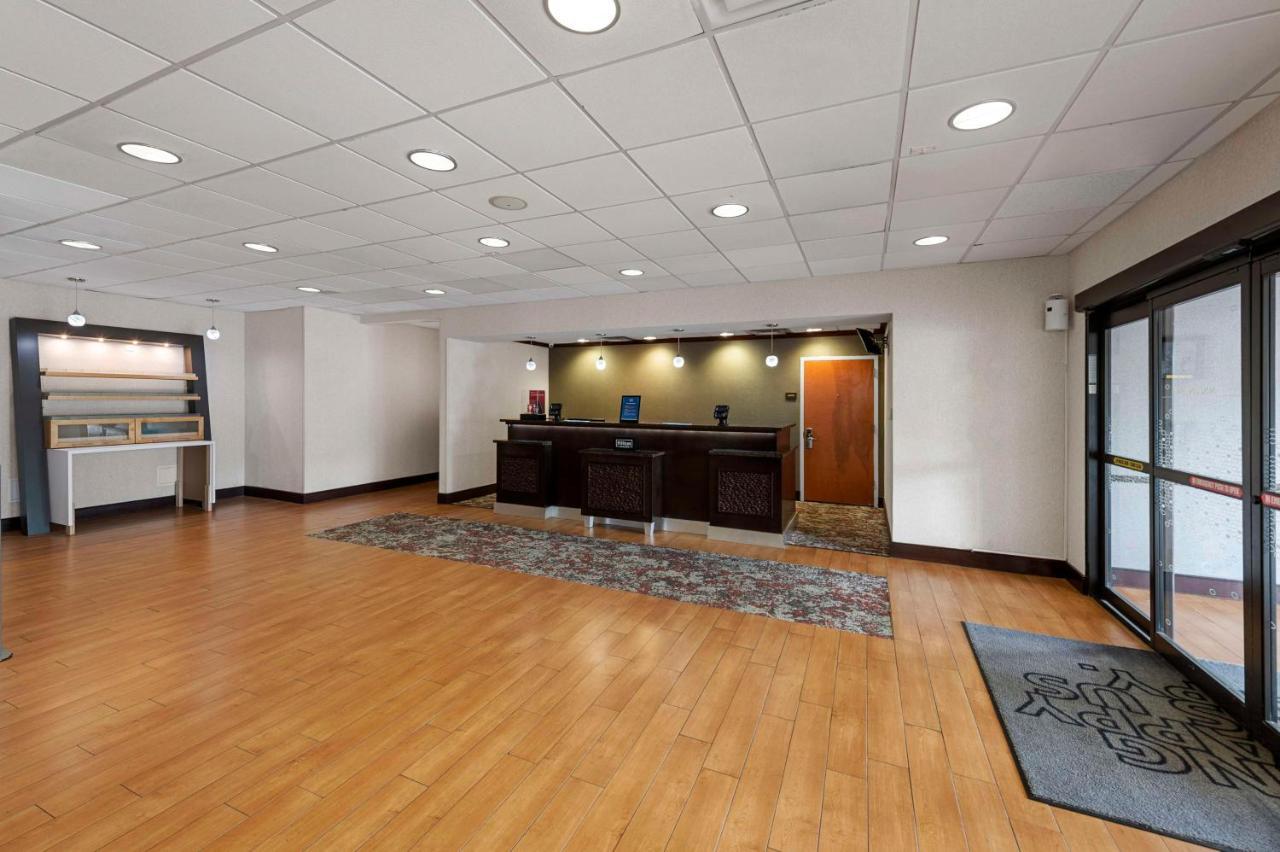 Hampton Inn Нанует Экстерьер фото