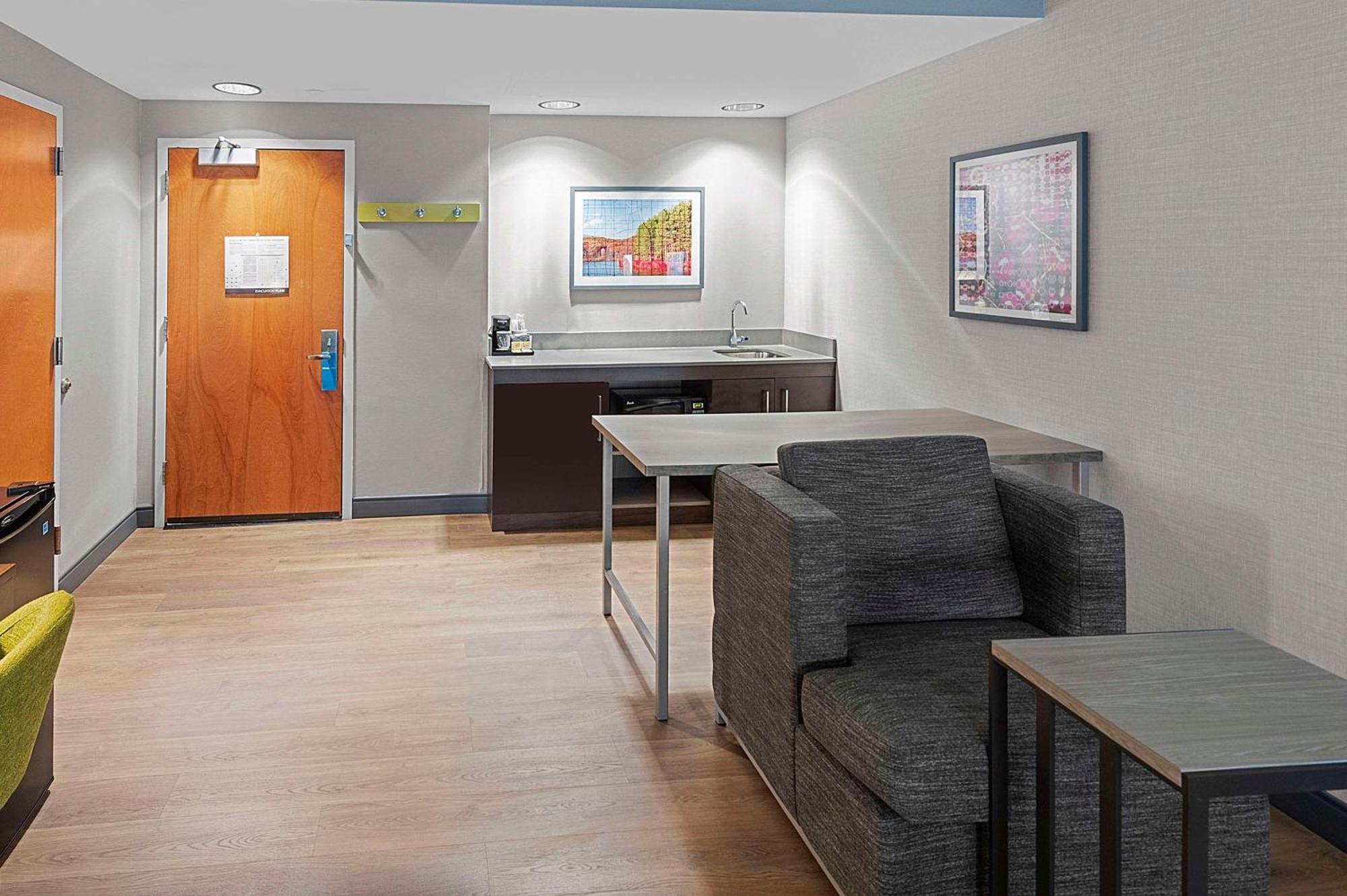 Hampton Inn Нанует Экстерьер фото